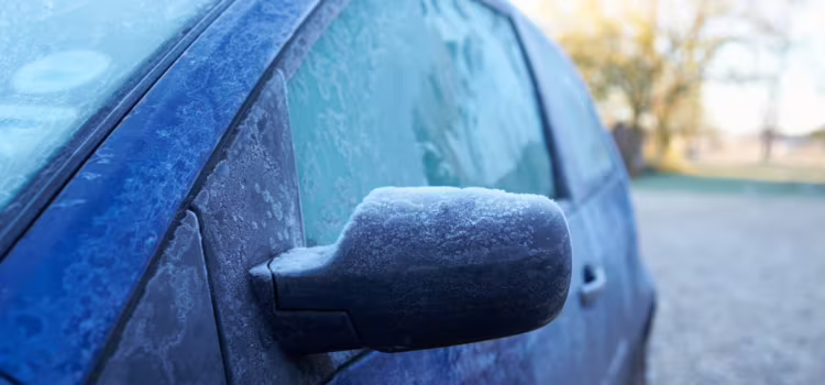 W czasie przymrozków zachowaj większą czujność w aucie