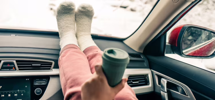 Kładzenie nóg na desce rozdzielczej to szukanie tragedii