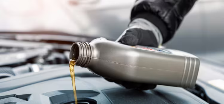 Zbyt duża ilość oleju w silniku – więcej szkód niż korzyści!